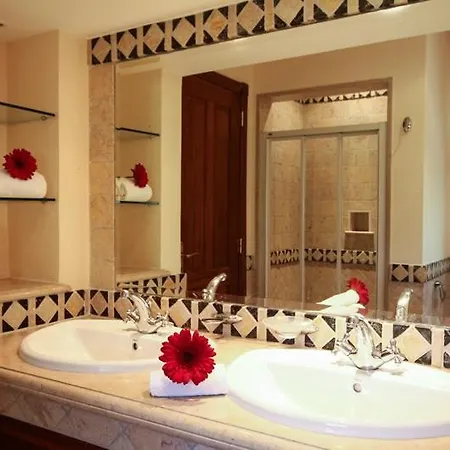 Villa Sleeps 12 Pool Air Con T479957