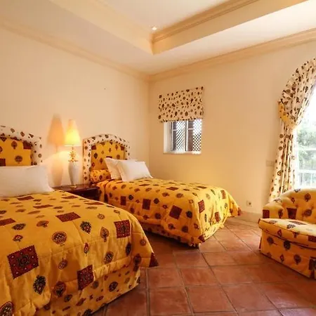Villa Sleeps 12 Pool Air Con T479957 *
